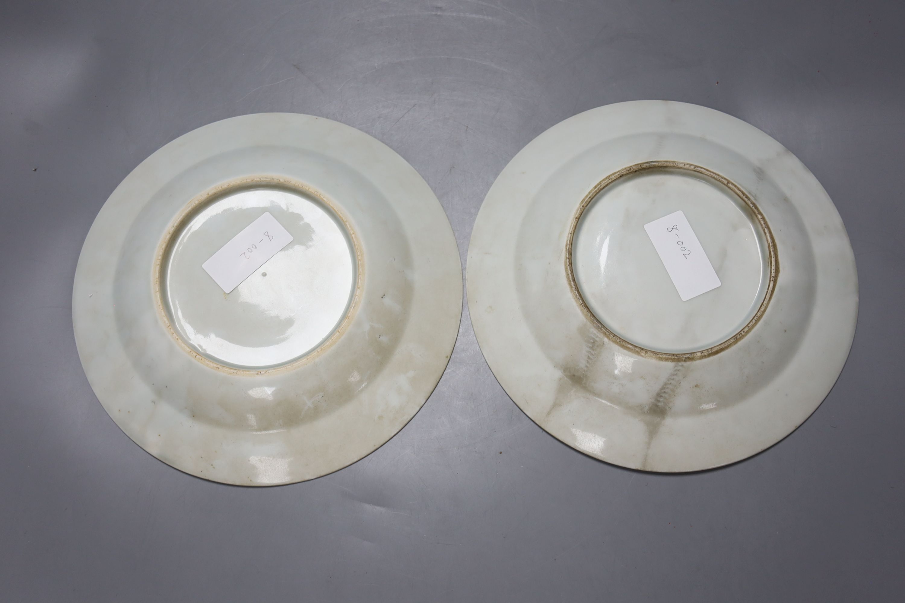 A pair of Chinese famille rose cockerel plates, diameter 24cm
